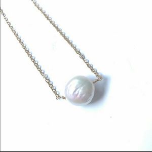 Elegant iridescent fresh water pearl necklace